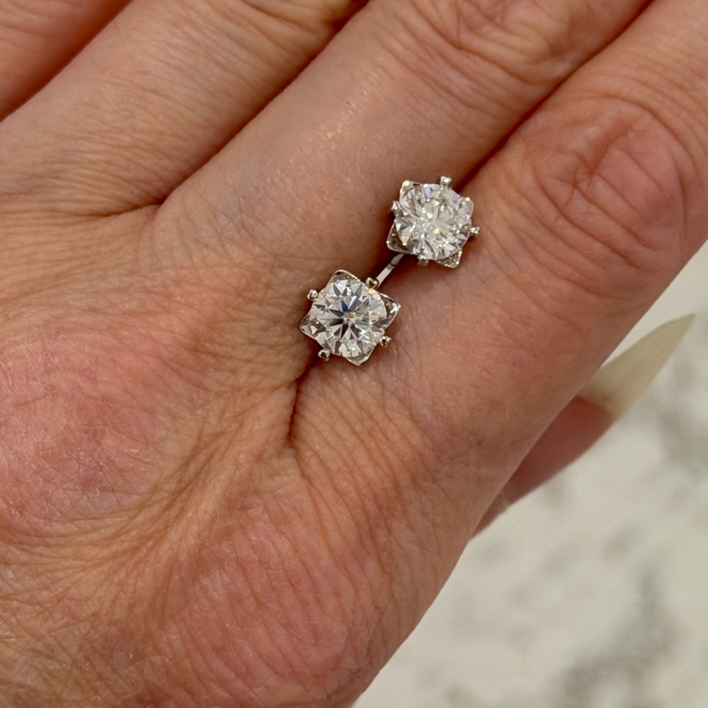 0.8 ct Elegant Moissanite Stud Earrings